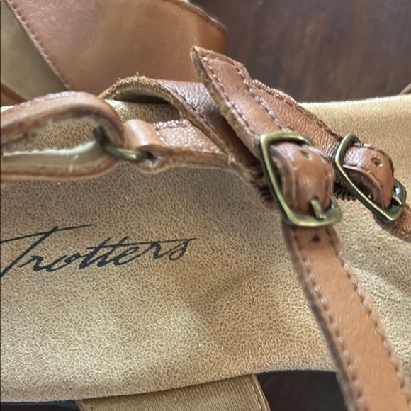Trotters Tan Sandals with Adjustable Straps Sz 9.5 WW - Picture 4 of 8